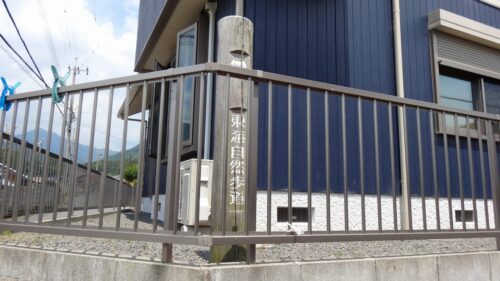 民家の庭に「道しるべ」