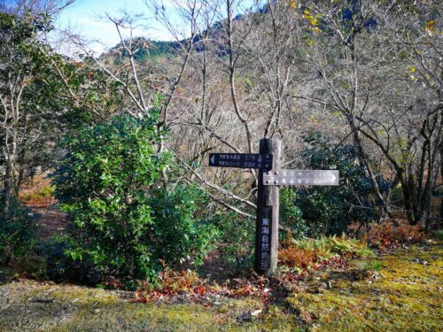 道しるべ八風牧場跡付近
