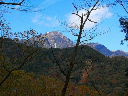 林道から望む御在所岳