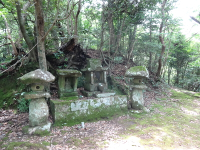 権現神社の祠