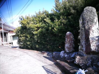 船石地区／　農道開通記念碑辺り前の民家わき道から山道へ