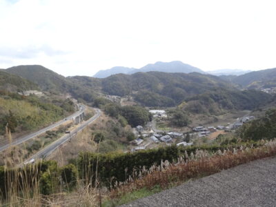 みかん畑から見る新田頭集落と長崎バイパス道路