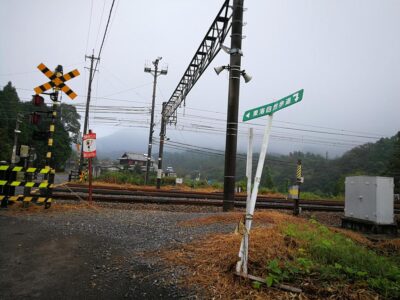 JR柘植駅踏切横断