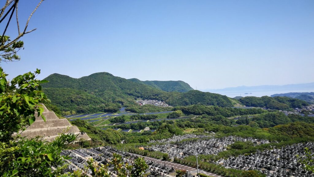 眼下に霊園/烏帽子岳～鳴鼓岳を見る