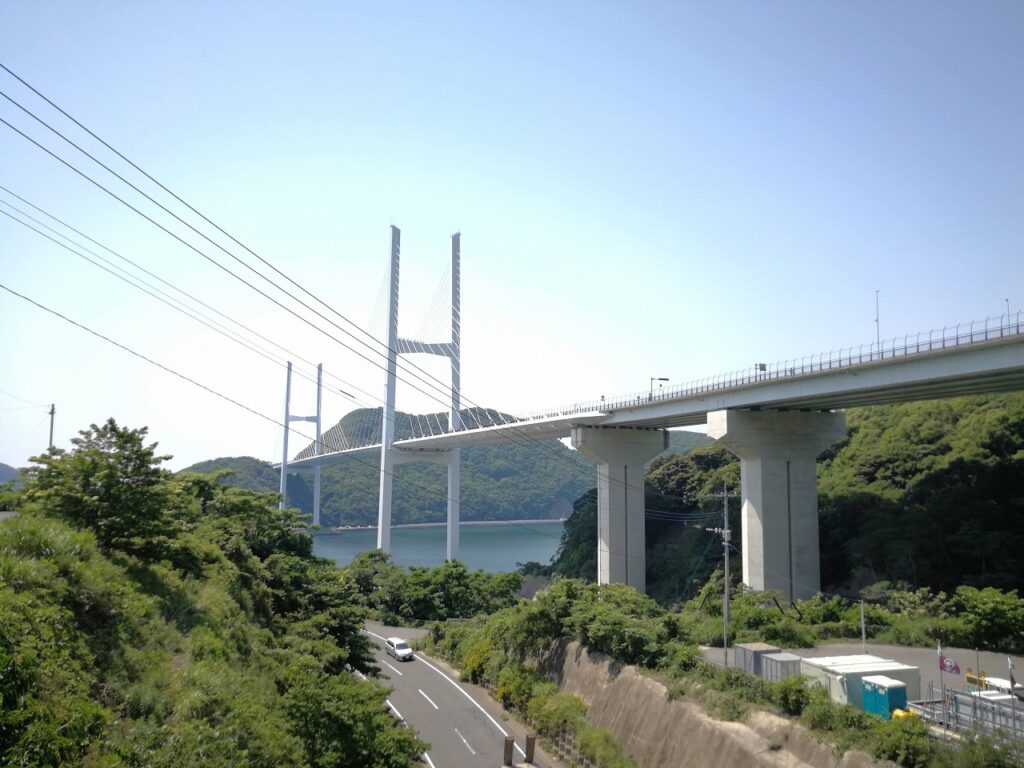 戸町側から見る女神大橋