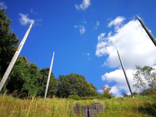 モニュメント中心