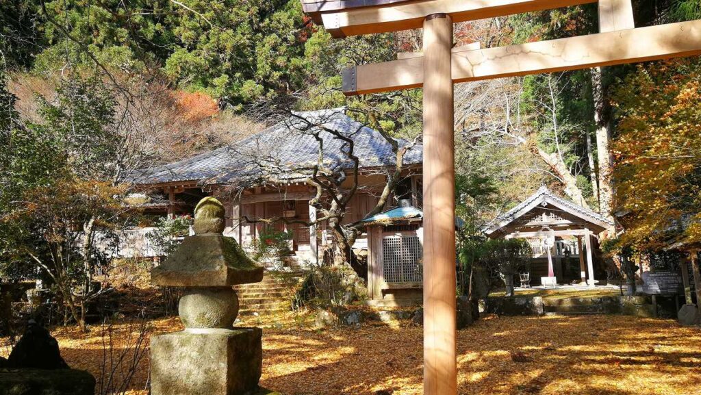 戒長寺境内の紅葉