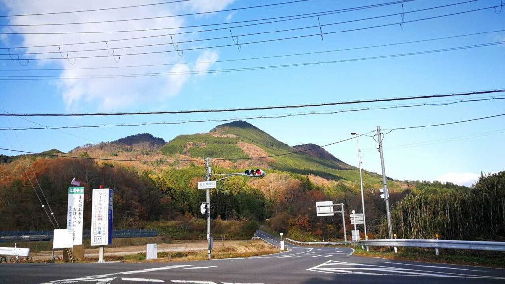 玉立橋交差点から見る
額井岳と戒場山
