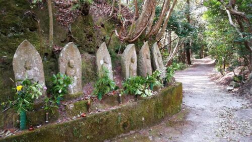 忍辱山墓地の六地蔵