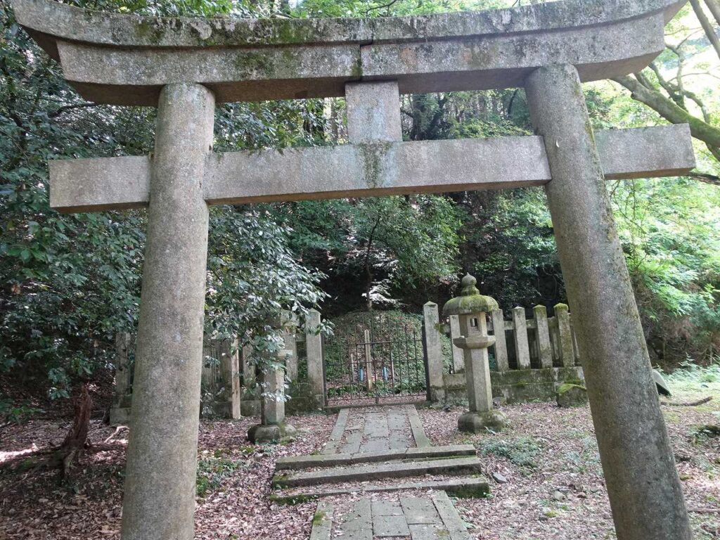 新羅三郎の墓