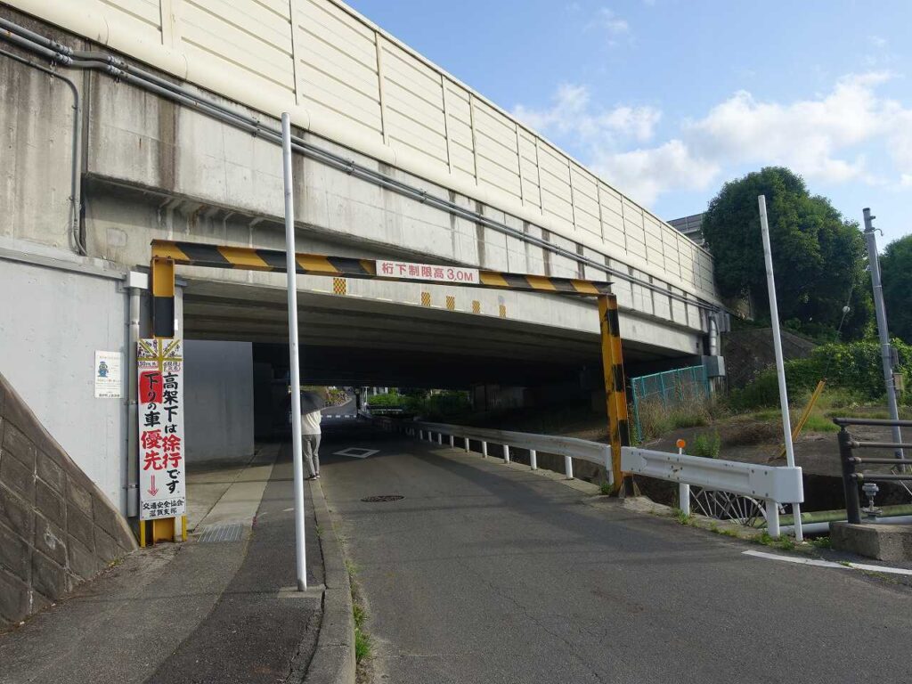 高架下をくぐり抜けて山へ