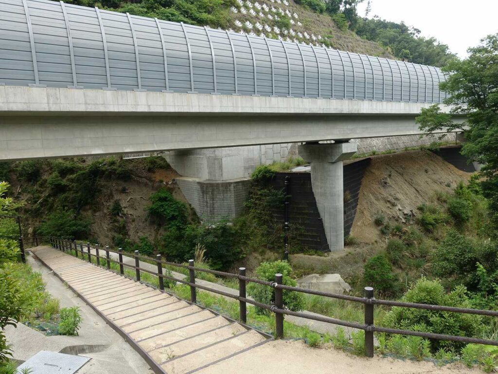 高架下が自然歩道
