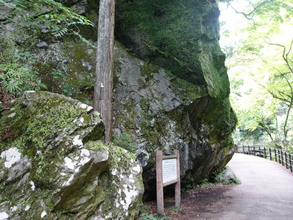 唐人戻岩