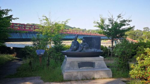 朝霧橋/ヒカルゲンジ像