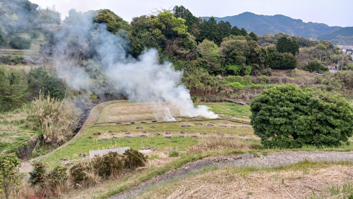 後方に井樋の尾岳
