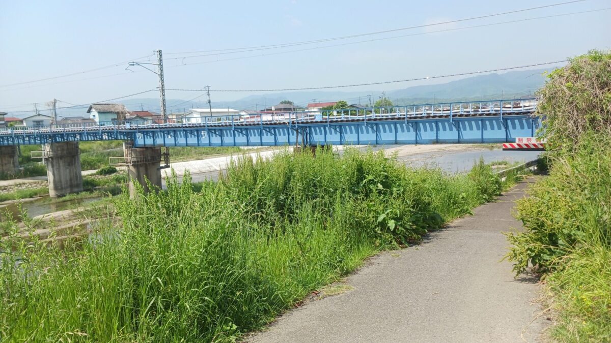 常磐線高架下をくぐる