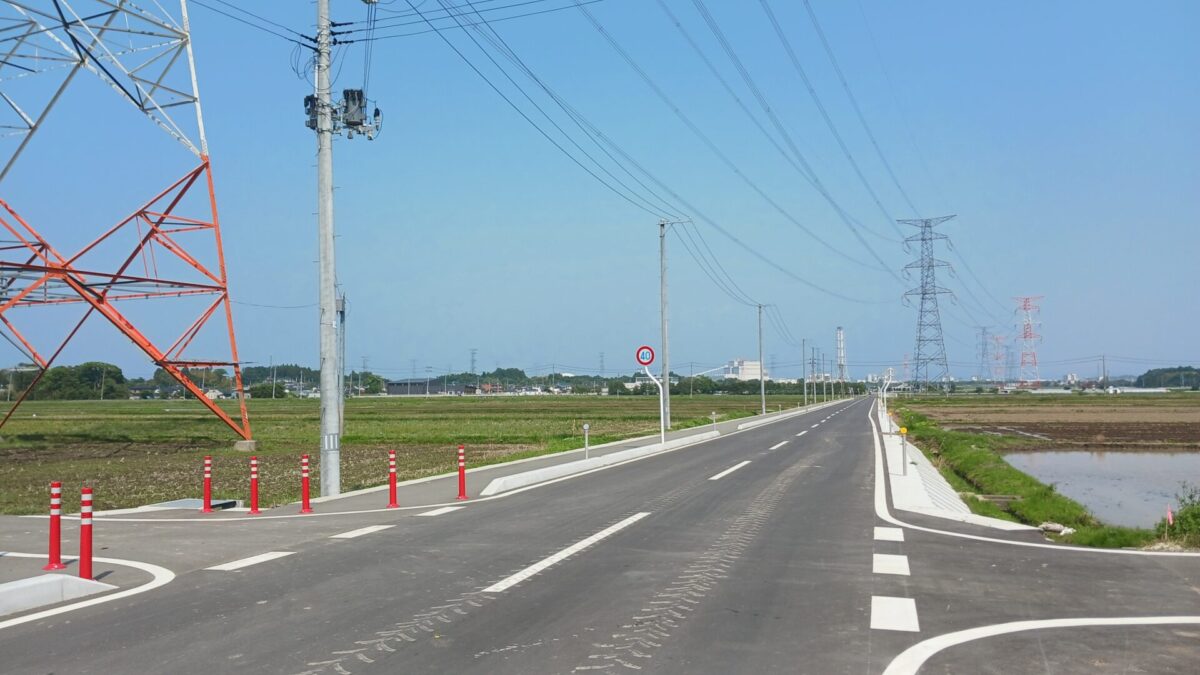 直線道路をJR駒ヶ嶺駅へ