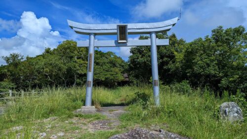 山頂の鳥居