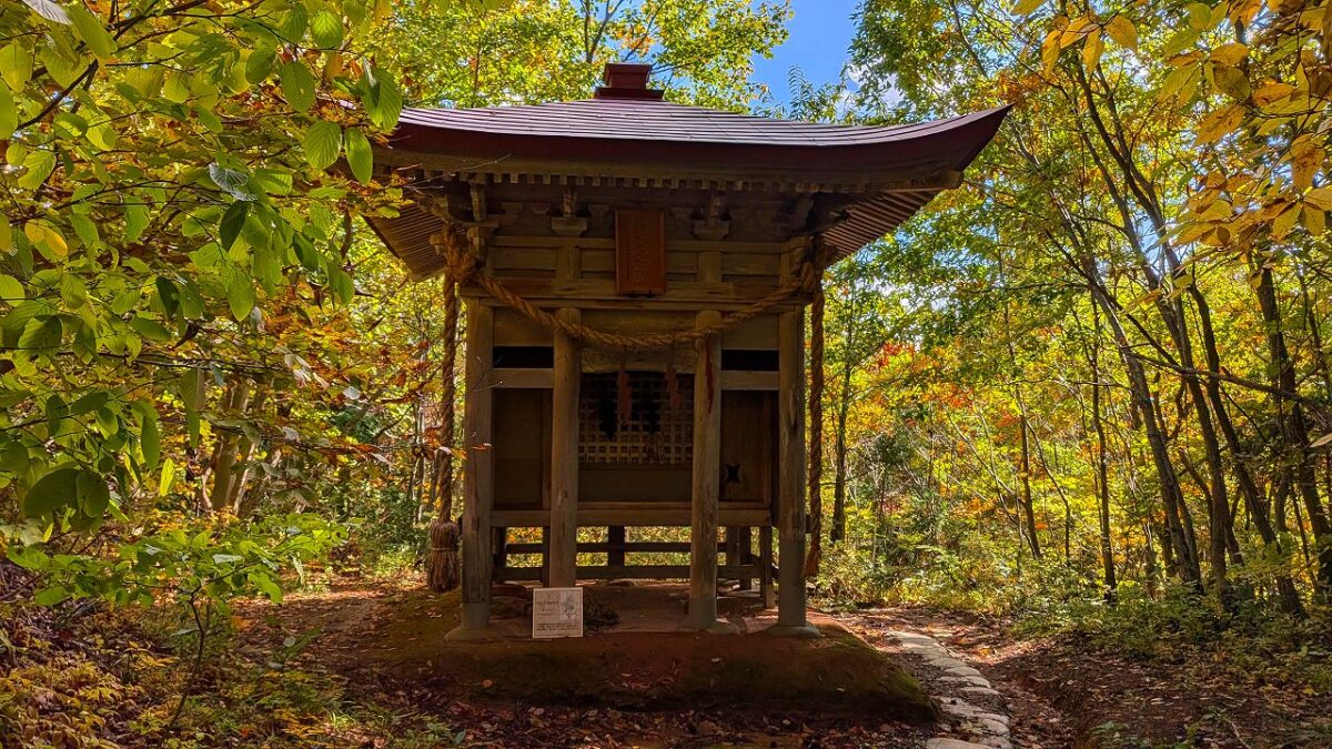 参道沿いの末社