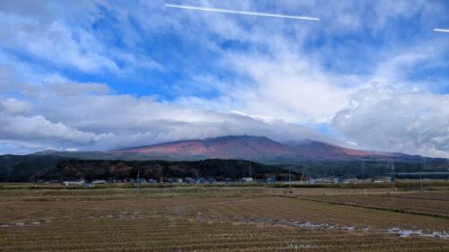 車窓から眺める鳥海山