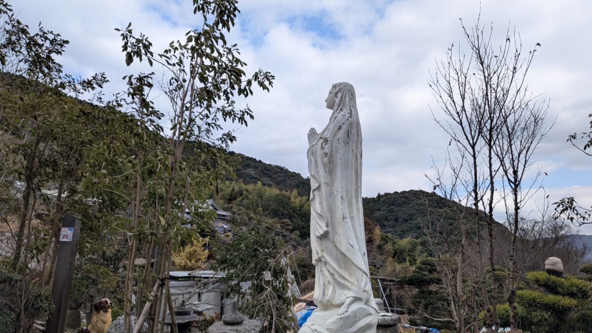 津屋岳を見上げるマリア様