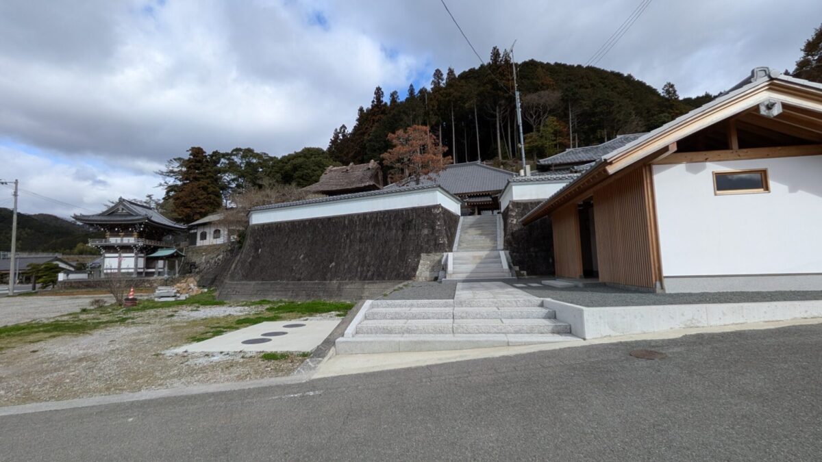42番仏木寺と新設されたばかりのトイレ