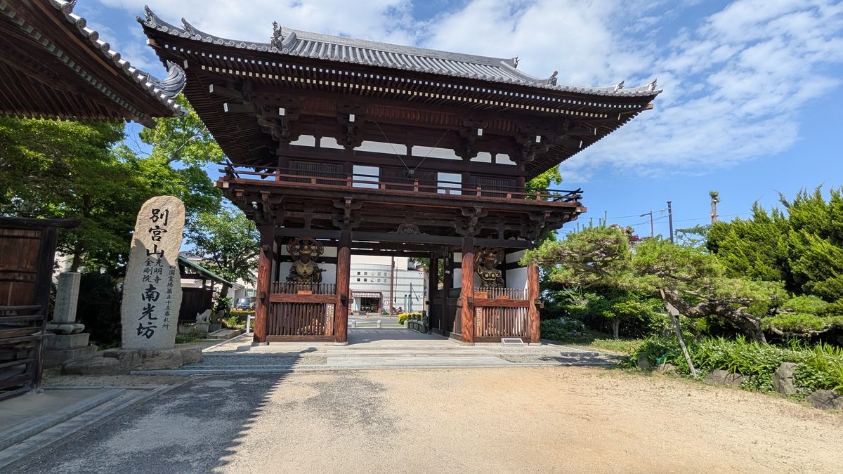 境内から見る仁王門
